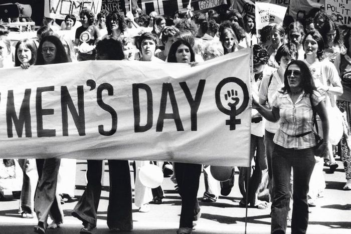 Femmes en train de défiler. Fairfax Media via Getty Images