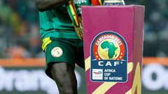 Sadio Mané touchant le trophée de la CAN après la finale contre l'Egypte