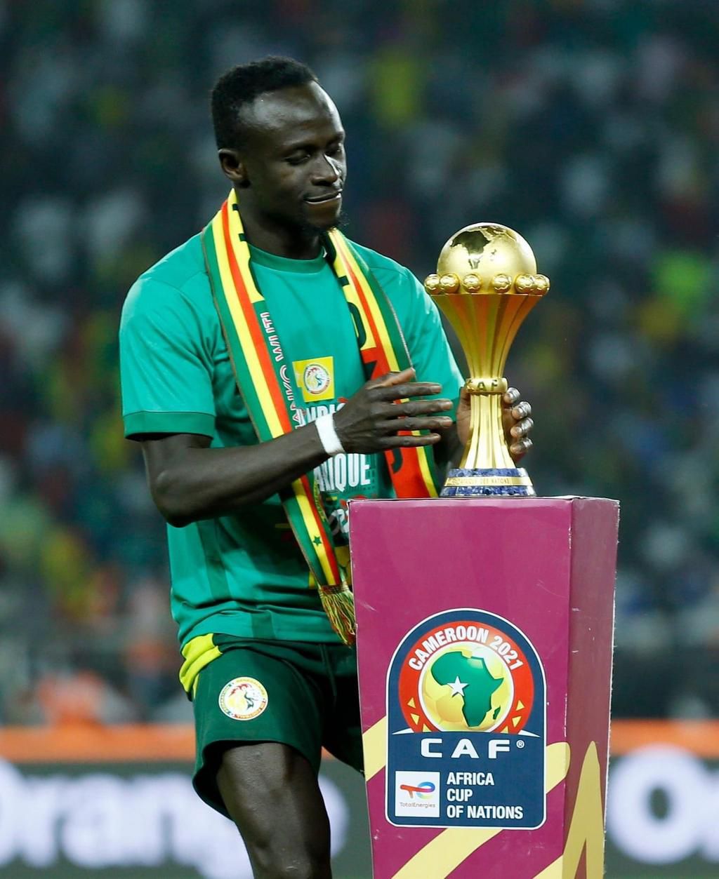 Sadio Mané touchant le trophée de la CAN après la finale contre l'Egypte