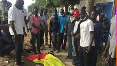 Le corps d’un manifestant recouvert du drapeau tchadien, à N’Djamena le 20 octobre 2022 -AFP