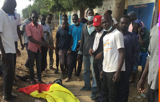 Le corps d’un manifestant recouvert du drapeau tchadien, à N’Djamena le 20 octobre 2022 -AFP