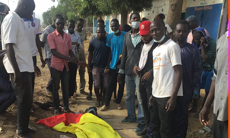 Le corps d’un manifestant recouvert du drapeau tchadien, à N’Djamena le 20 octobre 2022 -AFP