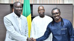 Aliou Cissé (à droite) et le ministre Yankhoba Diattara (au milieu) accompagnés du président de la FSF Augustin Senghor (à gauche). Crédit photo FSF