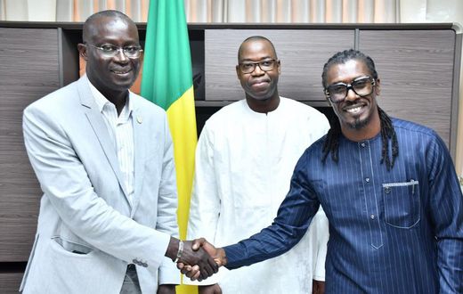 Aliou Cissé (à droite) et le ministre Yankhoba Diattara (au milieu) accompagnés du président de la FSF Augustin Senghor (à gauche). Crédit photo FSF
