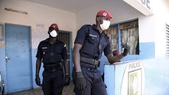 Les policiers portent des masques au milieu des inquiétudes concernant la propagation du coronavirus COVID-19 le 24 mars 2020. Photo VOA