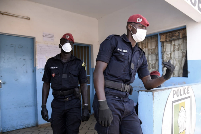 Les policiers portent des masques au milieu des inquiétudes concernant la propagation du coronavirus COVID-19 le 24 mars 2020. Photo VOA