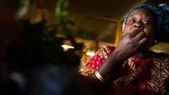 Une femme mangeant du Kaolin, Jeune Afrique, © Romain Laurendeau.