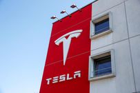 Le logo de Tesla est visible dans une succursale à Berne.
