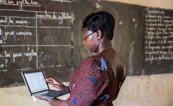 Enseignante sénégalaise en plein cours -illustration-