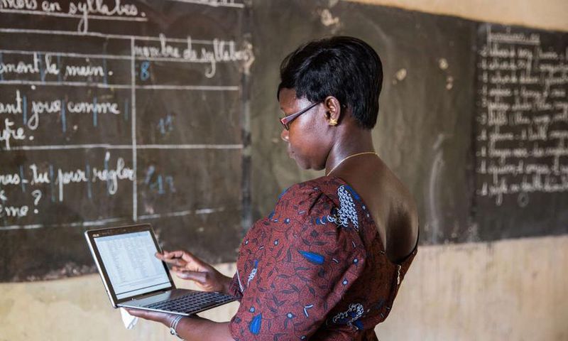 Enseignante sénégalaise en plein cours -illustration-