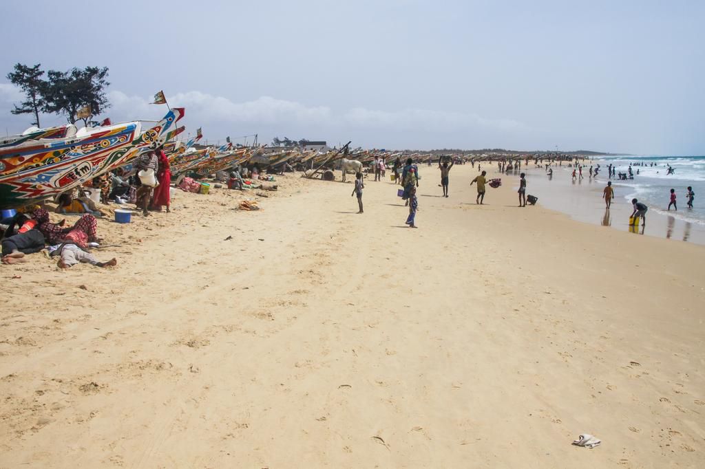 Plage avec des bateaux de pêche à Kayar