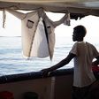 Illustration Un migrant à bord de l'Open Arms au même moment que Mamadou Samake, lorsque le navire avait été bloqué au large de Lampedusa par les autorités italiennes Photo EPAFransisco Gentico