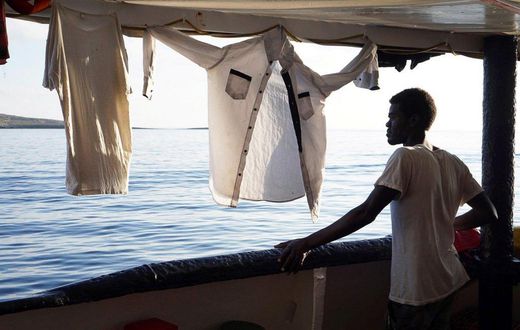 Illustration Un migrant à bord de l'Open Arms au même moment que Mamadou Samake, lorsque le navire avait été bloqué au large de Lampedusa par les autorités italiennes Photo EPAFransisco Gentico