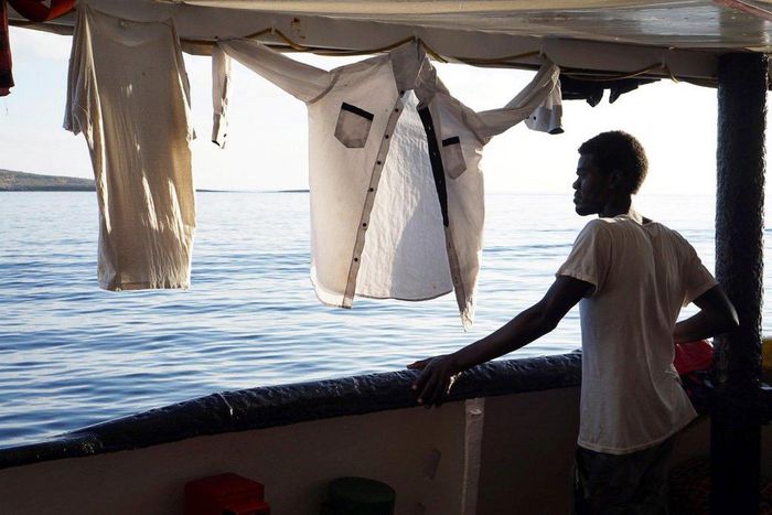 Illustration Un migrant à bord de l'Open Arms au même moment que Mamadou Samake, lorsque le navire avait été bloqué au large de Lampedusa par les autorités italiennes Photo EPAFransisco Gentico
