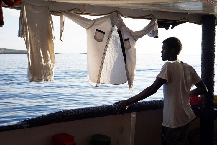 Illustration Un migrant à bord de l'Open Arms au même moment que Mamadou Samake, lorsque le navire avait été bloqué au large de Lampedusa par les autorités italiennes Photo EPAFransisco Gentico