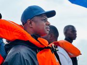 Antoine Diome sur les lieux du naufrage à Ouakam