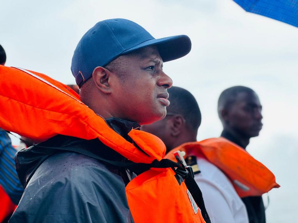 Antoine Diome sur les lieux du naufrage à Ouakam