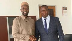 Toussaint Manga (droite) en compagnie d'Ousmane Sonko (gauche)