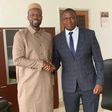 Toussaint Manga (droite) en compagnie d'Ousmane Sonko (gauche)