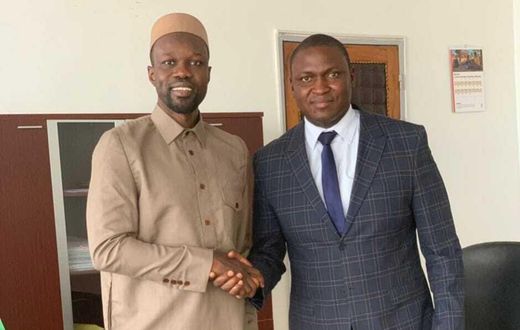 Toussaint Manga (droite) en compagnie d'Ousmane Sonko (gauche)