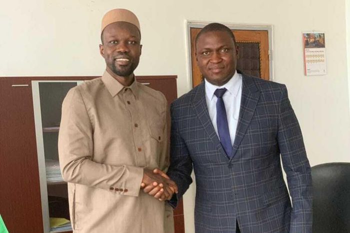 Toussaint Manga (droite) en compagnie d'Ousmane Sonko (gauche)