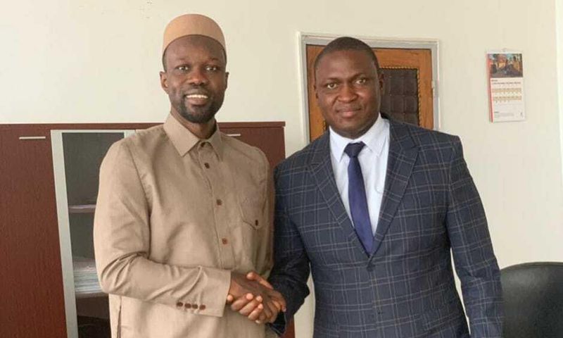 Toussaint Manga (droite) en compagnie d'Ousmane Sonko (gauche)