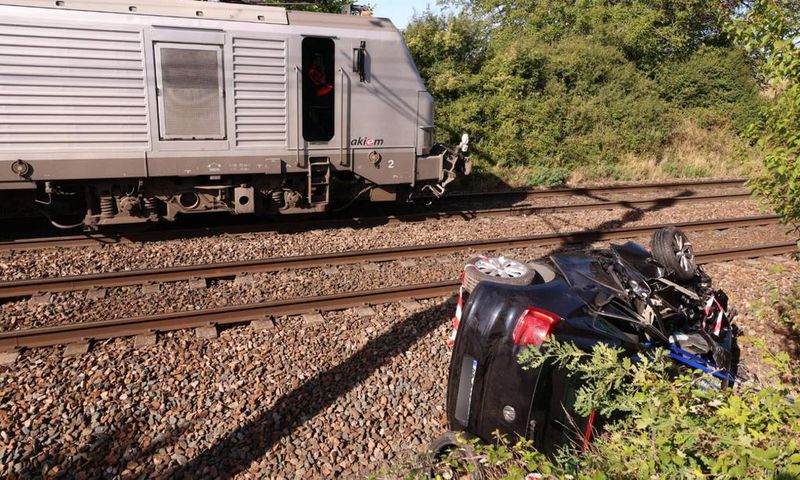 la-voiture-a-ete-trainee-sur-plusieurs-centaines-de-metres-photo-richard-mouillaud-