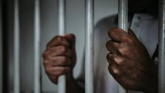 Prisonnier dans sa cellule (illustration)