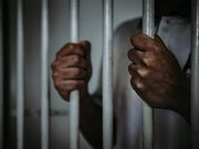 Prisonnier dans sa cellule (illustration)