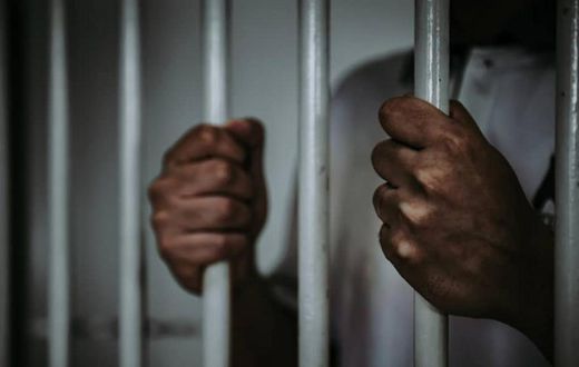 Prisonnier dans sa cellule (illustration)