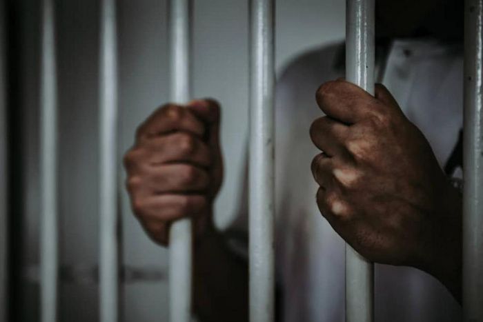 Prisonnier dans sa cellule (illustration)