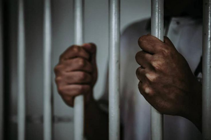 Prisonnier dans sa cellule (illustration)