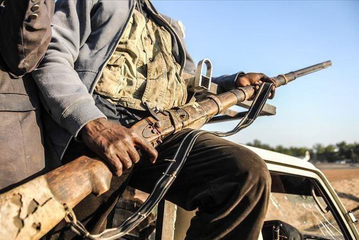 un homme équipé d'un fusil (illustration)