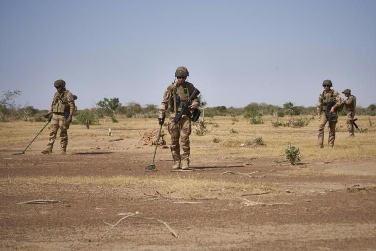 Des soldats français qui recherchent des mines dans le nord du Mali.