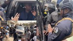 En route vers le tribunal, Ousmane Sonko gazé dans son véhicule et extrait de force par les Forces de défense et de sécurité, le 16 mars 2023.