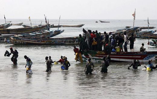 Pirogue de migrants illustration