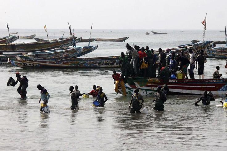 Pirogue de migrants illustration