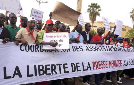 Marche de journalistes sénégalais pour la liberté de la presse et contre la précarisation du secteur, le 3 mai 2017, à Dakar. SEYLLOU/AFP