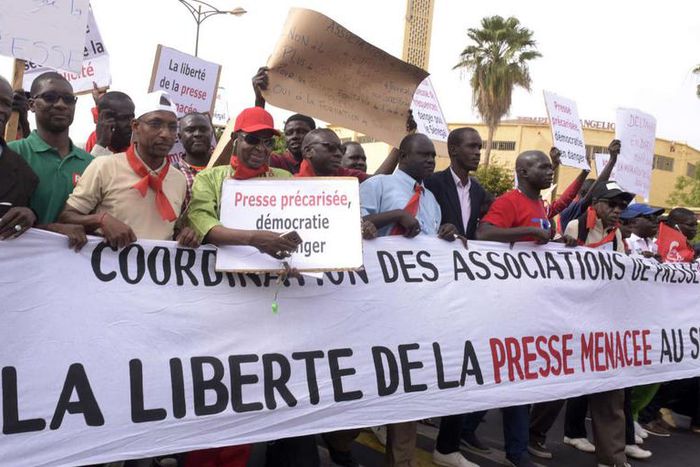 Marche de journalistes sénégalais pour la liberté de la presse et contre la précarisation du secteur, le 3 mai 2017, à Dakar. SEYLLOU/AFP