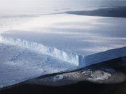 Les pilotes de la NASA ont vu des icebergs de forme rectangulaire.