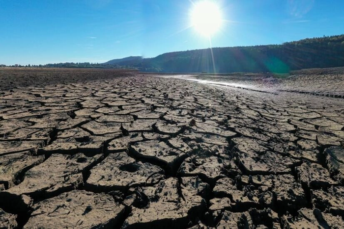 Le lac de l'Entonnoir asséché à Bouverans, dans l'est de la France, le 3 août 2022 Sébastien Bozon, AFP