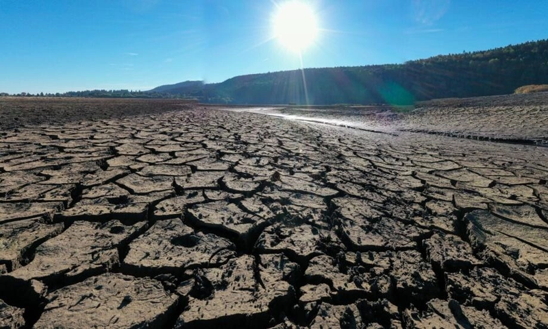 Le lac de l'Entonnoir asséché à Bouverans, dans l'est de la France, le 3 août 2022 Sébastien Bozon, AFP