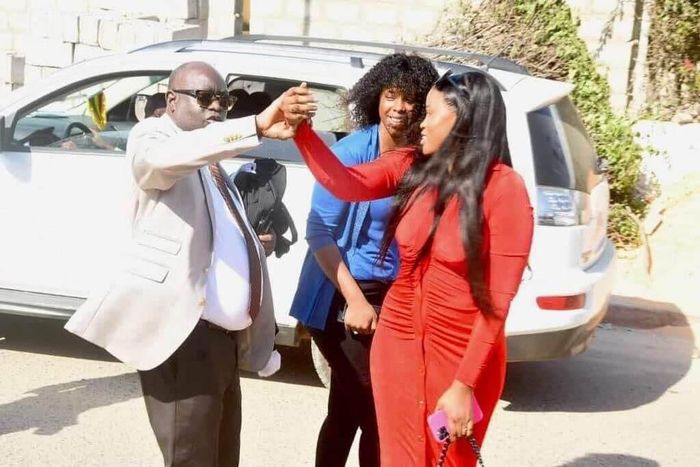 Adji Sarr en robe rouge, le 6 décembre 2022