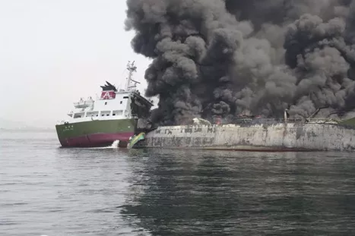 Explosion d'un bateau (Illustration)