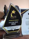 Astou Dione reçoit la distinction de la meilleure présentatrice de JT de l'année 2022 au Sénégal.