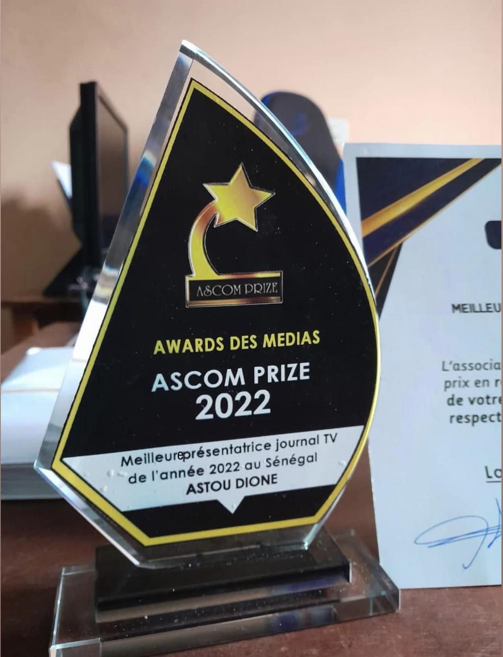 Astou Dione reçoit la distinction de la meilleure présentatrice de JT de l'année 2022 au Sénégal.