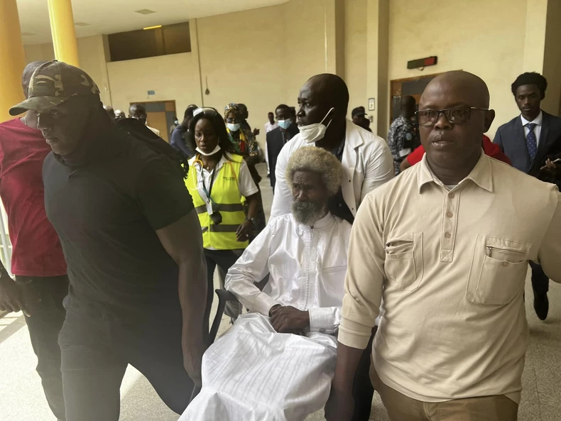 Me Ciré Clédor Ly évacué sur un fauteuil roulant, vendredi 16 mars 2023