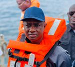 Antoine Diome sur les lieux du naufrage à Ouakam