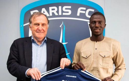 Lamine Gueye qui signe au Paris FC