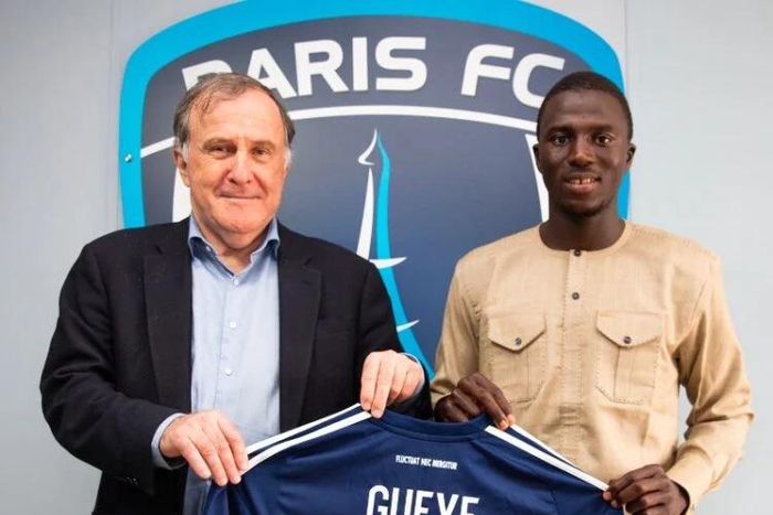 Lamine Gueye qui signe au Paris FC